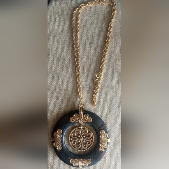 Trifari VTG Brown With Gold Tone Scrolls Spinner 3.5" Pendant Chain Necklace - Picture 4 of 13